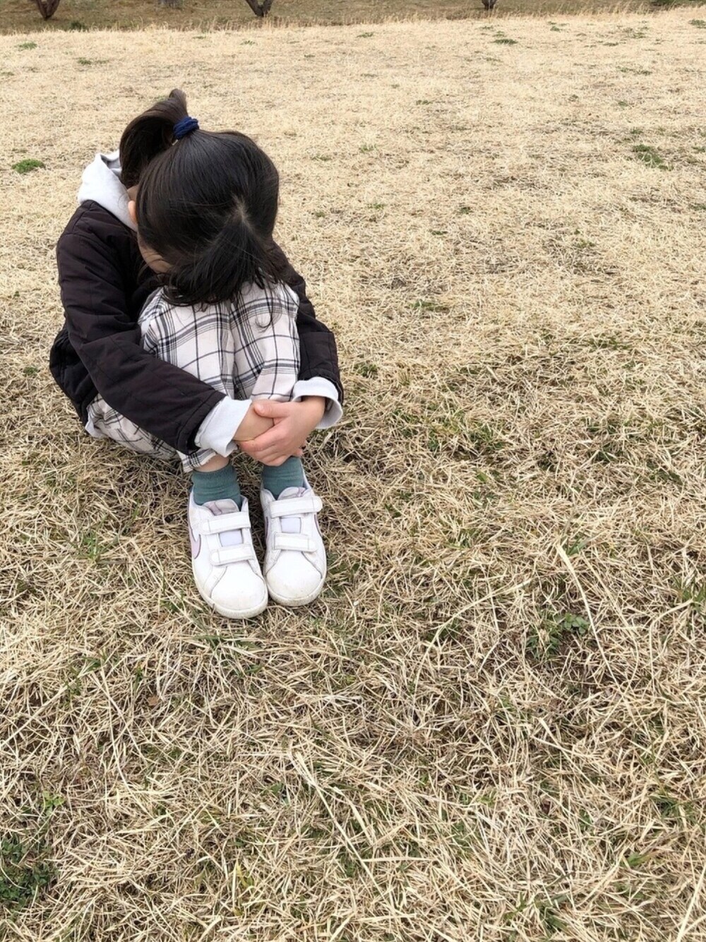 ブラック系のブルゾン、グリーン系のパーカー、ホワイト系のパンツを着用したキッズの春コーディネートの1枚目の写真