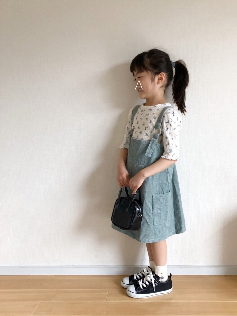 「Mint隊、5歳、小花柄、ZARA、ジャンパースカート、バースデイ、コンバース、スニーカー、ミントグリーン」｜「ZARAのアイテム（トップス、ホワイト系）」を使った、★app@chi★さん（キッズ・110cm）の春コーディネートの1枚目の写真