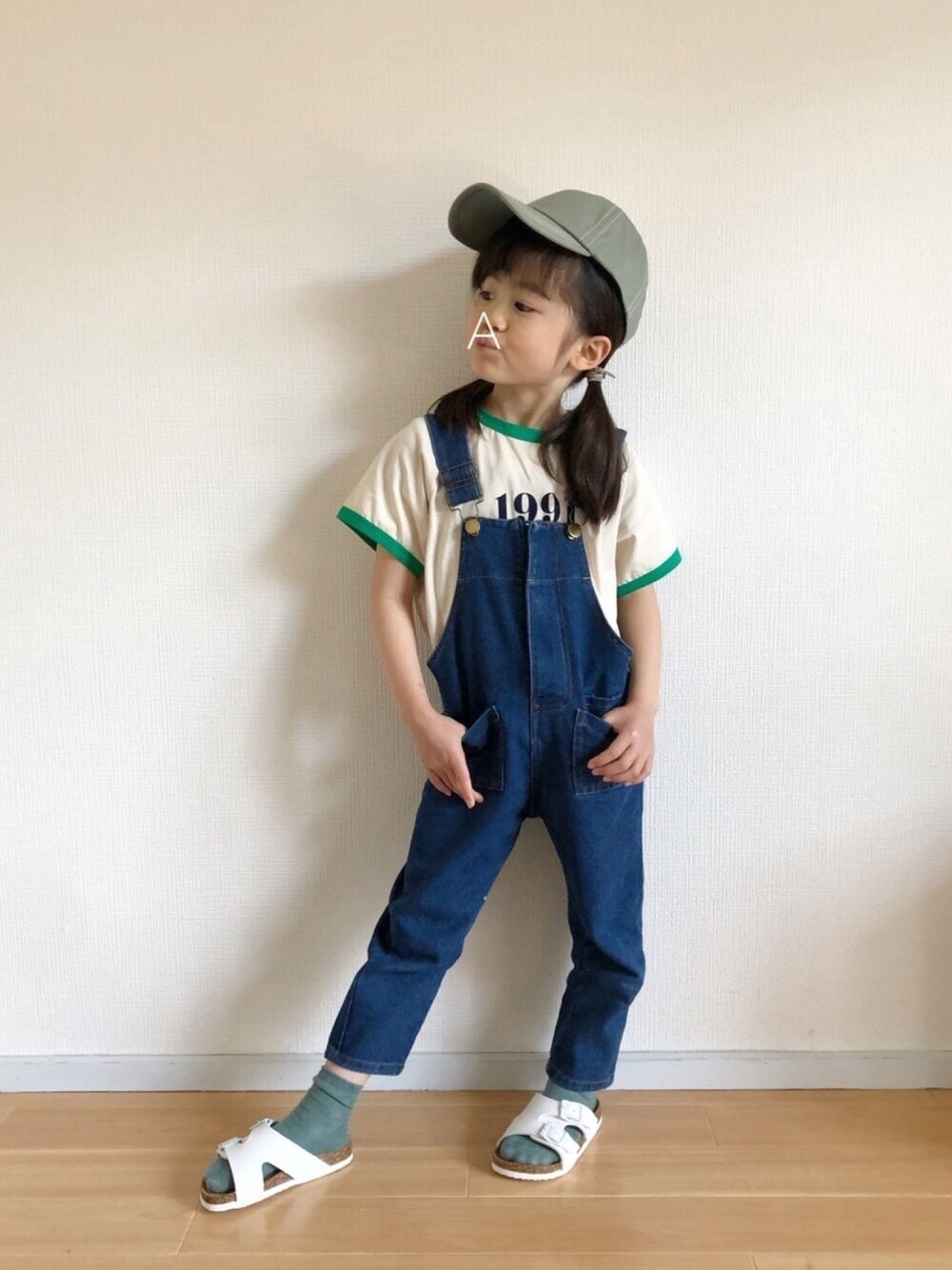 「グリーン、キャップ、5歳、リンガーTシャツ、ロゴT、デニムサロペット、サロペット、さし色、サンダル、Mint隊」｜「LOWRYS FARMのコットンツイルＣＡＰ　939780（キャップ、グリーン系）」を使った、★app@chi★さん（キッズ・110cm）の春コーディネートの1枚目の写真