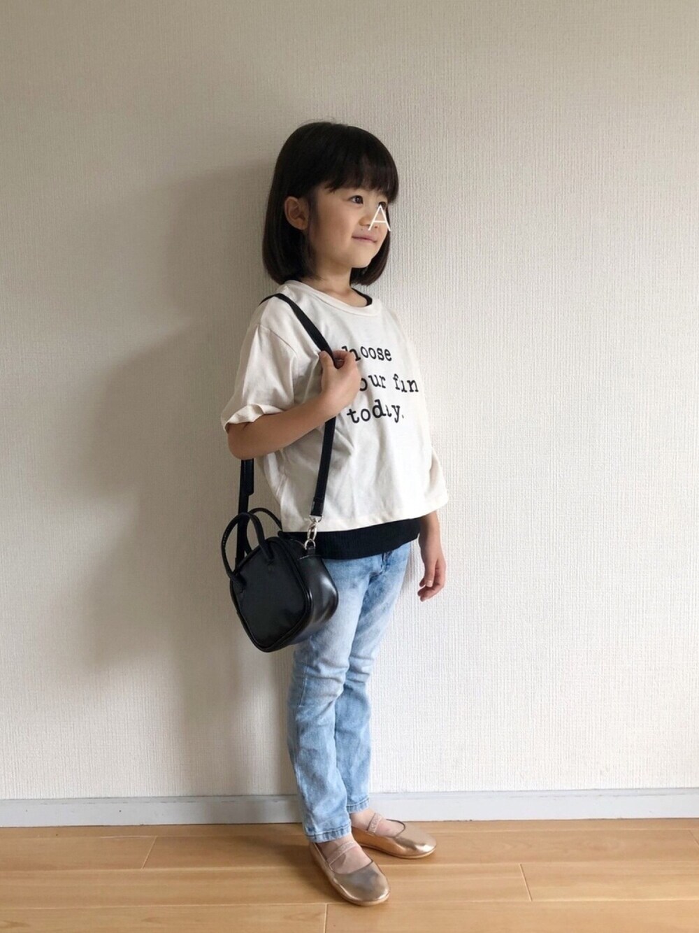 ホワイト系のTシャツ/カットソー、ブラック系のキャミソール、ブルー系のデニムパンツを着用したキッズの春コーディネートの1枚目の写真