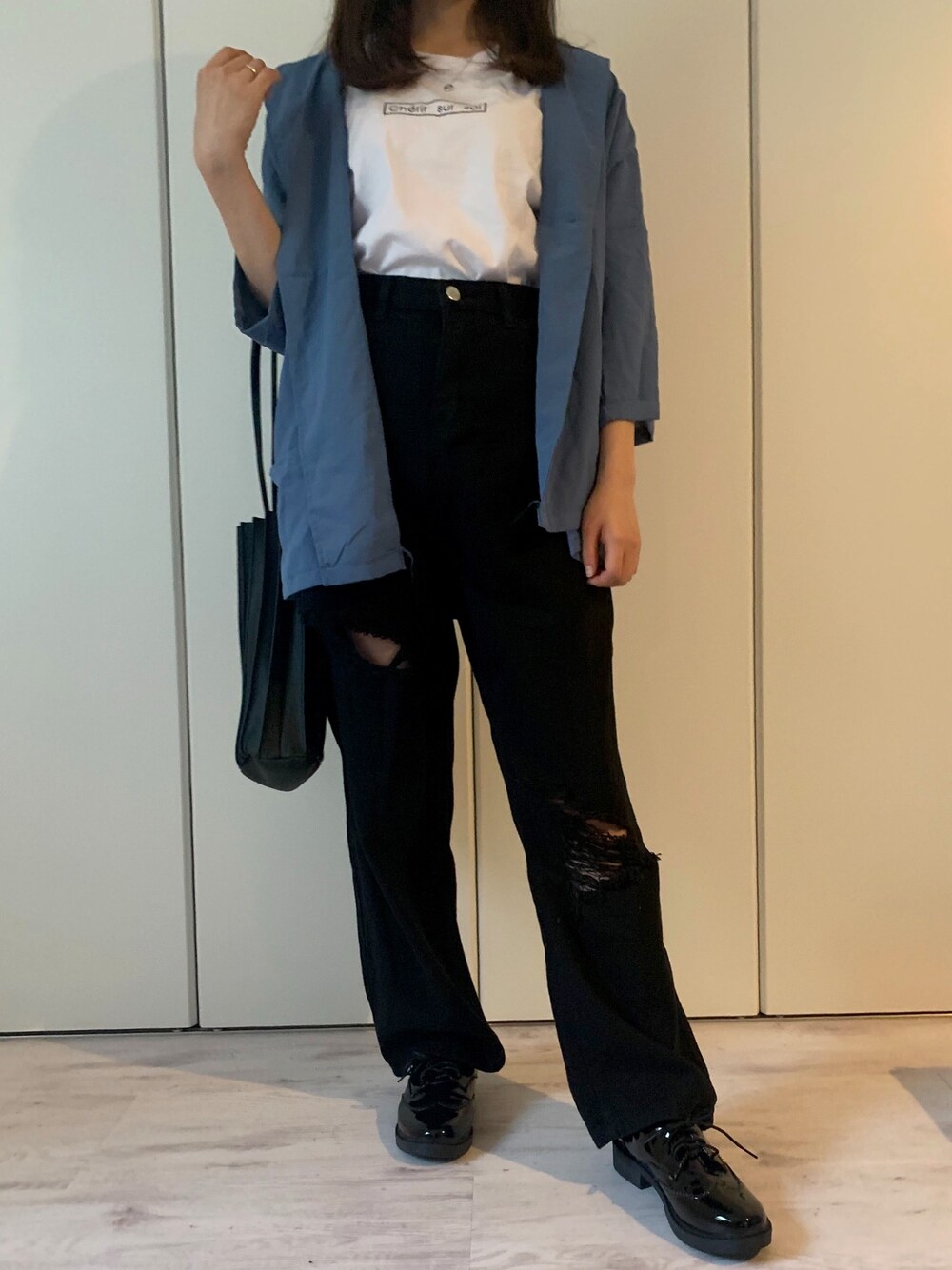 ブラック系のデニムパンツ、ホワイト系のTシャツ/カットソー、ブルー系のオールインワン・サロペットを着用したレディースの夏コーディネートの1枚目の写真