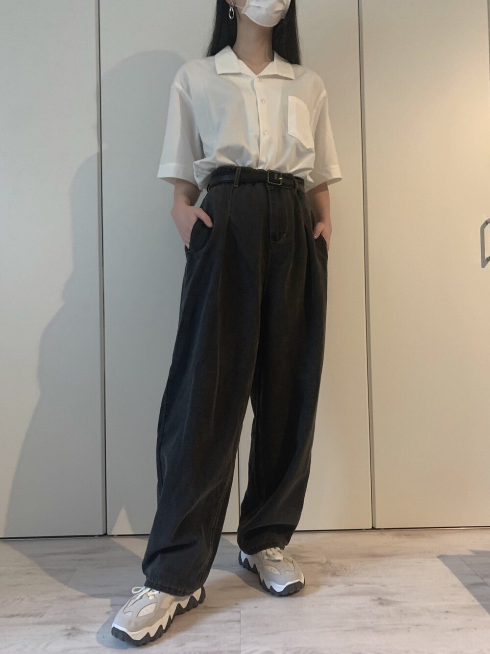 「シンプル、カジュアル、きれいめカジュアル、ゆるコーデ、デニムパンツ、ワイドパンツ、シャツスタイル、ダッドスニーカー、pivot_door、PIVOTDOOR」｜「PIVOTDOORのアイテム（シャツ/ブラウス、ホワイト系）」を使った、pivotdoorさん（レディース・163cm）の夏コーディネートの1枚目の写真