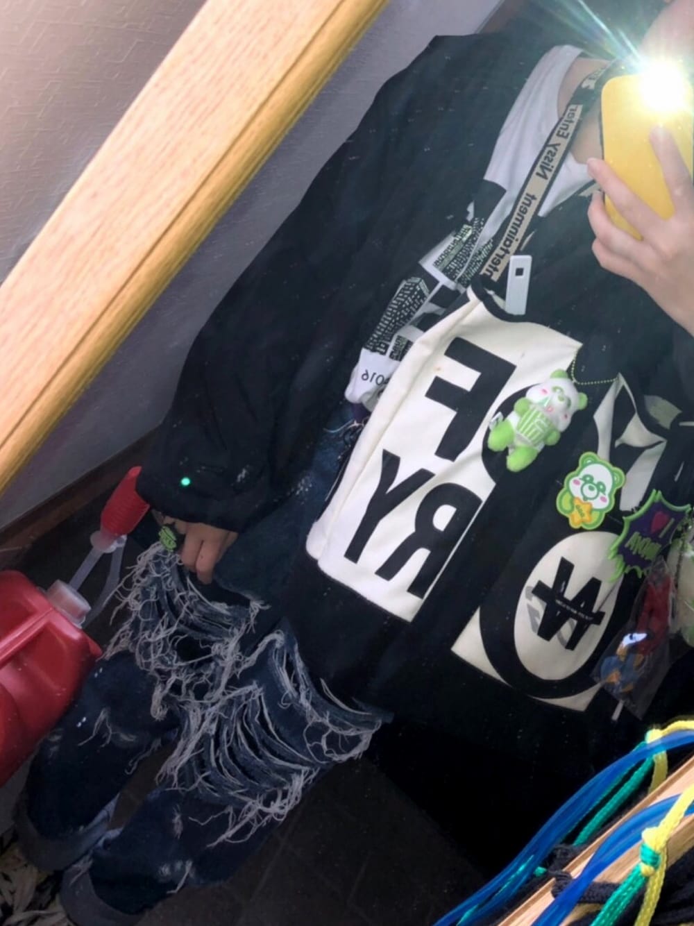 ホワイト系のTシャツ/カットソー、ブラック系のトートバッグ、ブラック系のデニムパンツを着用したレディースの春コーディネートの1枚目の写真