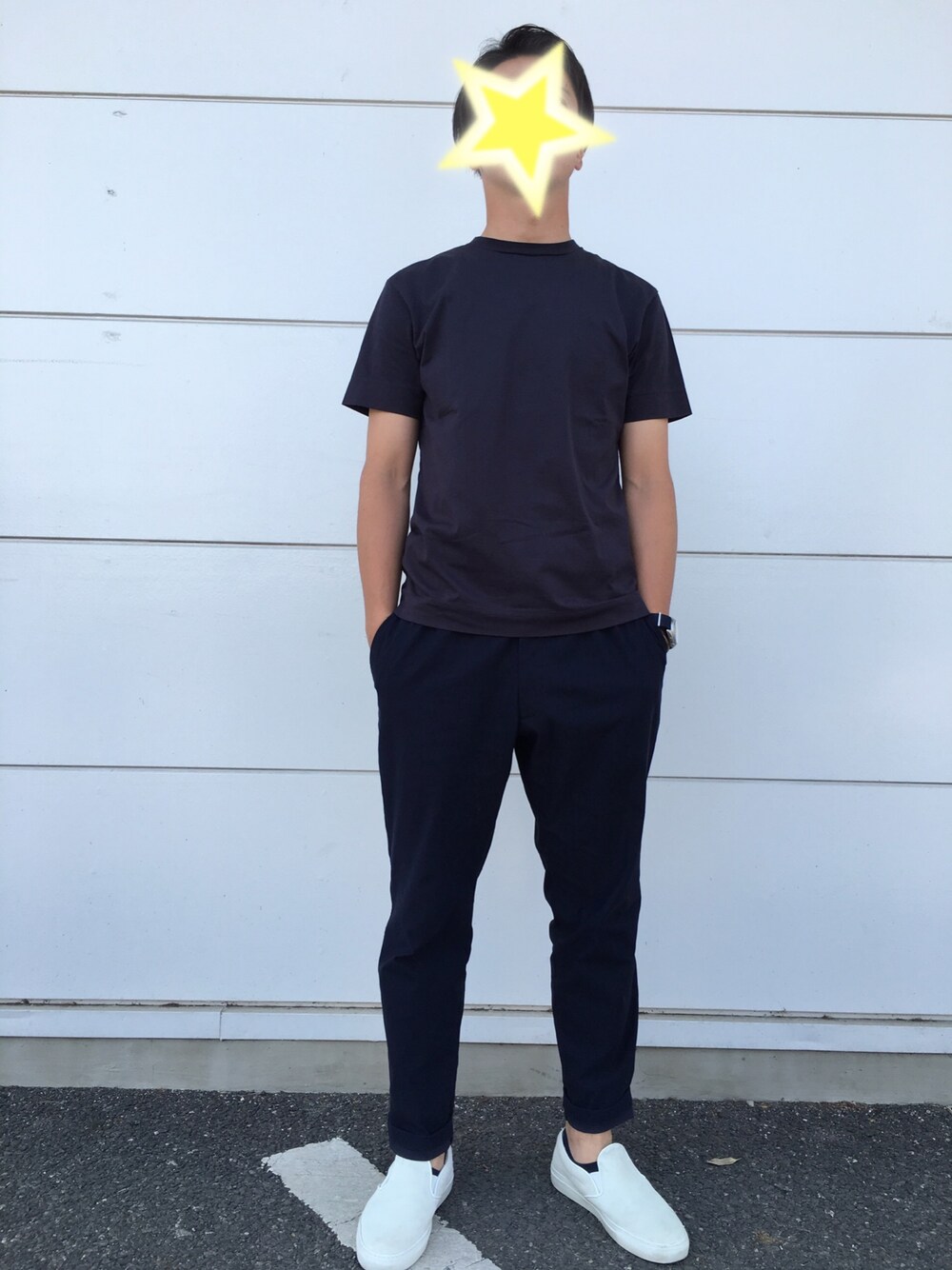 ブルー系のTシャツ/カットソー、ブルー系のパンツ、ホワイト系のスリッポンを着用したメンズの春コーディネートの1枚目の写真