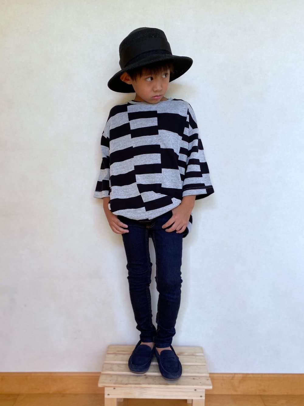 「男の子コーデ、大人コーデ、シンプル、スキニーデニム、ツバ広ハット、FITH、秋のコーデ、6歳」｜「FITHのスムースジャガード 7分袖BIG Tシャツ（Tシャツ/カットソー、ブラック系）」を使った、Saku＊Sakoさん（キッズ・110cm）の秋コーディネートの1枚目の写真