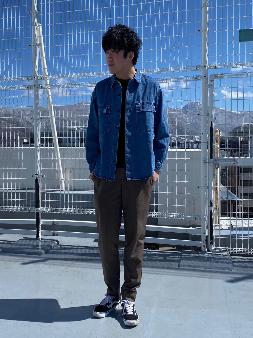 「JUNREDの【WEB別注】ビッグシルエットデニムジャケット（デニムジャケット、ブルー系）」を使った、kentoさん（メンズ・182cm）の春コーディネートの1枚目の写真