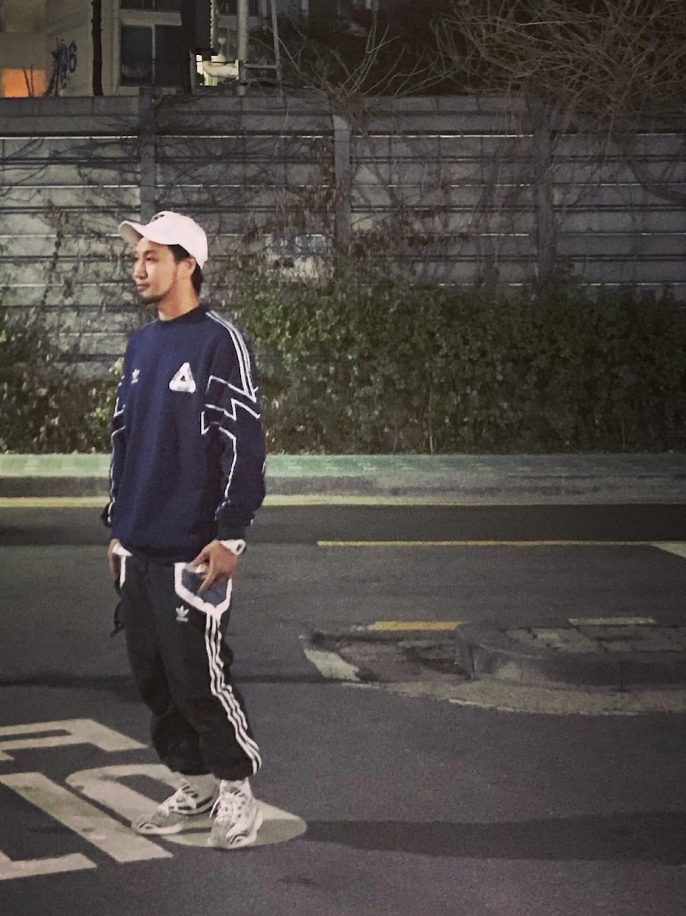 「palace、supreme、adidas、yeezy、春コーデ、春、yeezyboost」｜「adidasのアイテム（スウェット、ブルー系）」を使った、pluskdkさん（メンズ・177cm）の春コーディネートの1枚目の写真
