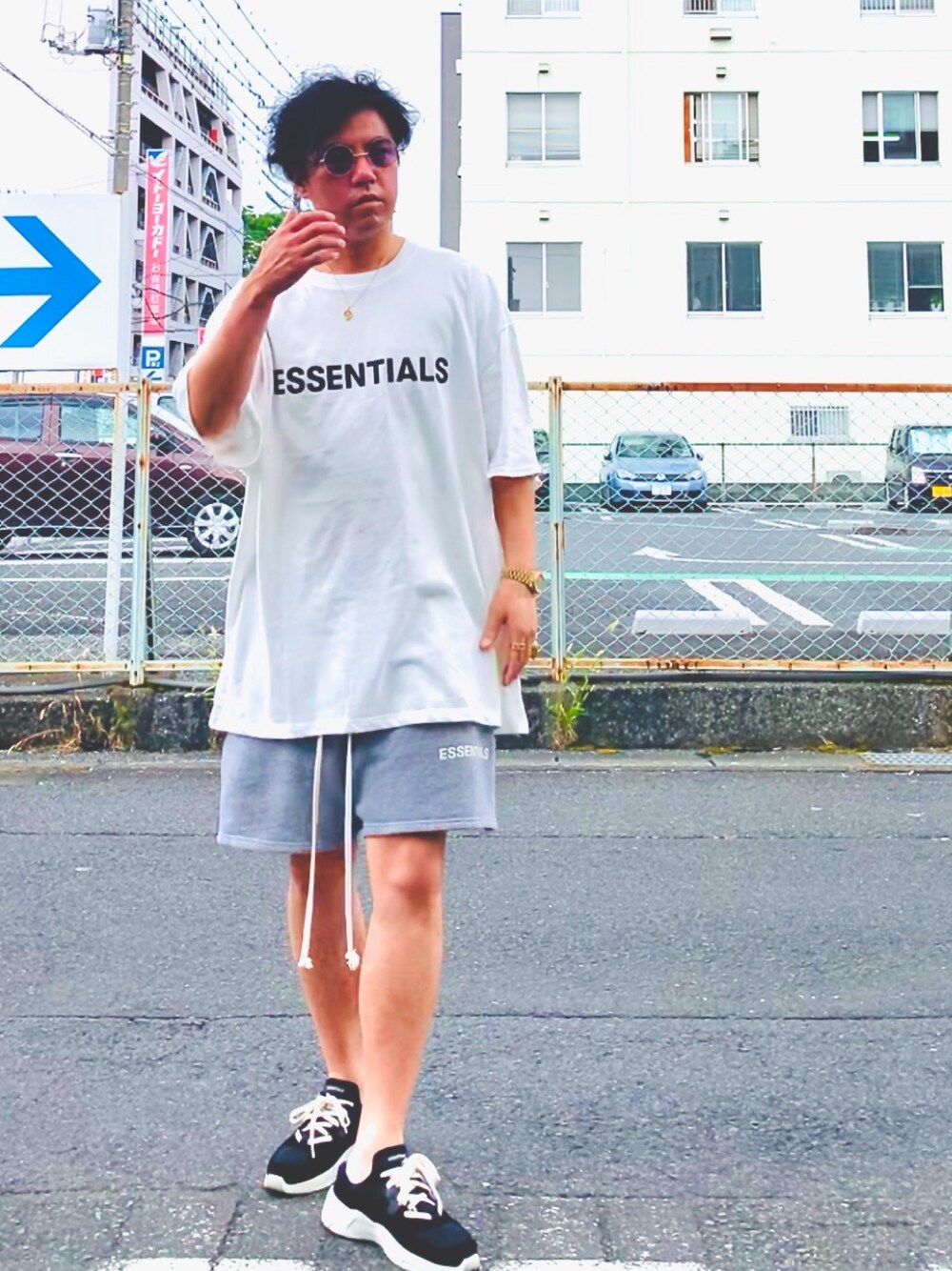 「リラックススタイル、休日スタイル、ビッグシルエット、スリッポン、スニーカー、白Tシャツ、ストリートコーデ、エッセンシャルズ、fog essentials、夏」｜「FOG ESSENTIALSのアイテム（Tシャツ/カットソー、ホワイト系）」を使った、jさん（メンズ・172cm）の夏コーディネートの1枚目の写真