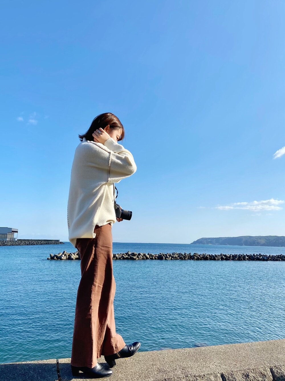 「秋コーデ、オトナ女子、wearhalloween2020、ニットコーデ、オトナカジュアル、いいね、save、フォローお願いします🤑」｜「classicalelfのモックネックハンドステッチ風ミドル丈無地プルオーバーニット(長袖)（ニット/セーター、ホワイト系）」を使った、𝑎𝑜𝑖 さん（レディース・160cm）の秋コーディネートの1枚目の写真