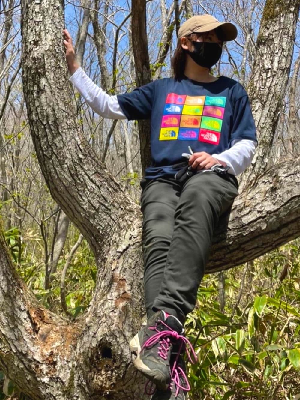 「夏コーデ、登山、アウトドアスタイル、登山コーデ、アクティブ、リラックス、ラフコーデ、山登りスタイル」｜「UNIQLOのアイテム（パンツ、グリーン系）」を使った、𝑎𝑜𝑖 さん（レディース・160cm）の春コーディネートの1枚目の写真