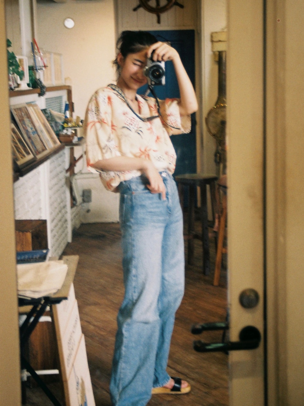 「カメラ女子、フィルムカメラ、デニム、デニムパンツ、アロハシャツ、シャツスタイル、ノーカラーシャツ、柄シャツ、夏コーデ、サンダル」｜「Maison Kitsuneのアイテム（シャツ/ブラウス、ベージュ系）」を使った、高瀬 真奈 / Mana Takaseさん（レディース・164cm）の夏コーディネートの1枚目の写真