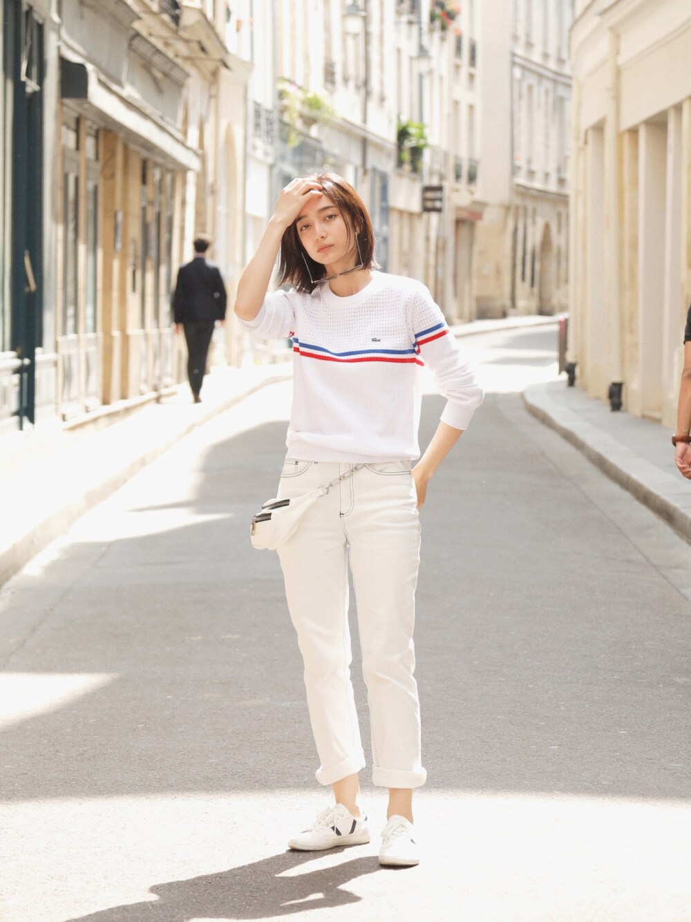 「ホワイト、ホワイトパンツ、オールホワイト、スニーカーコーデ、カジュアル、ラフ、サマーニット、夏コーデ、春夏コーデ、シンプルコーデ」｜「LACOSTEのアイテム（トップス、ホワイト系）」を使った、高瀬 真奈 / Mana Takaseさん（レディース・164cm）の夏コーディネートの1枚目の写真