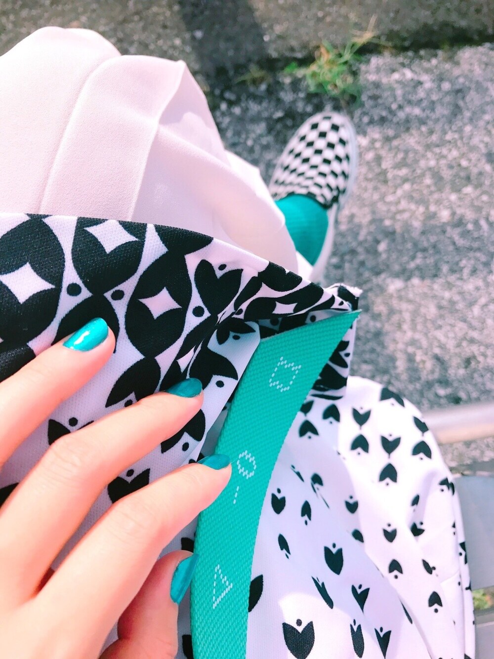 「クラシック、ママコーデ、ootd、blue、green、ネイル、nail 、UNIQLO、vintage、ストリートMIX」｜「VANSのVANS（バンズ） CVS SLIP ON チェッカー（スニーカー、ホワイト系）」を使った、エラハリさんさん（レディース・163cm）の夏コーディネートの1枚目の写真