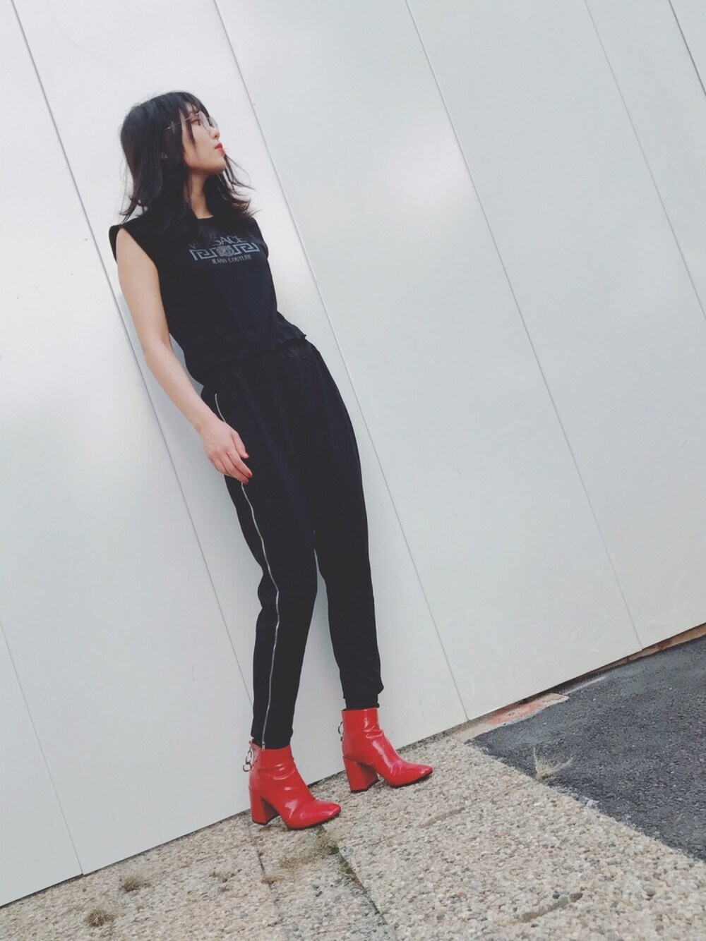 「トラックパンツ、モード、モードストリート、ヒールブーツ、ブラック、ブラックコーデ、黒、versace、ZARA、シンプル」｜「JINSの【JINS CLASSIC -Metal&Combination Acetate-】メタル＆コンビネーションアセテート（メガネ、ゴールド系）」を使った、エラハリさんさん（レディース・163cm）の夏コーディネートの1枚目の写真