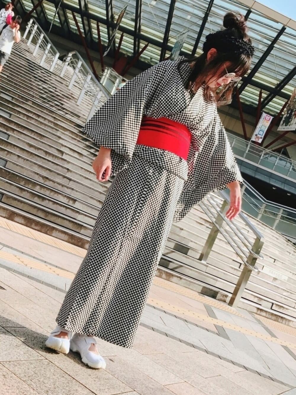 「夏コーデ、スニーカー、浴衣、チェッカーフラッグ、夏、サングラス、ストリート、スポーティ、エアリフト、個性派」｜「no brandのアイテム（浴衣、ホワイト系）」を使った、エラハリさんさん（レディース・163cm）の夏コーディネートの1枚目の写真