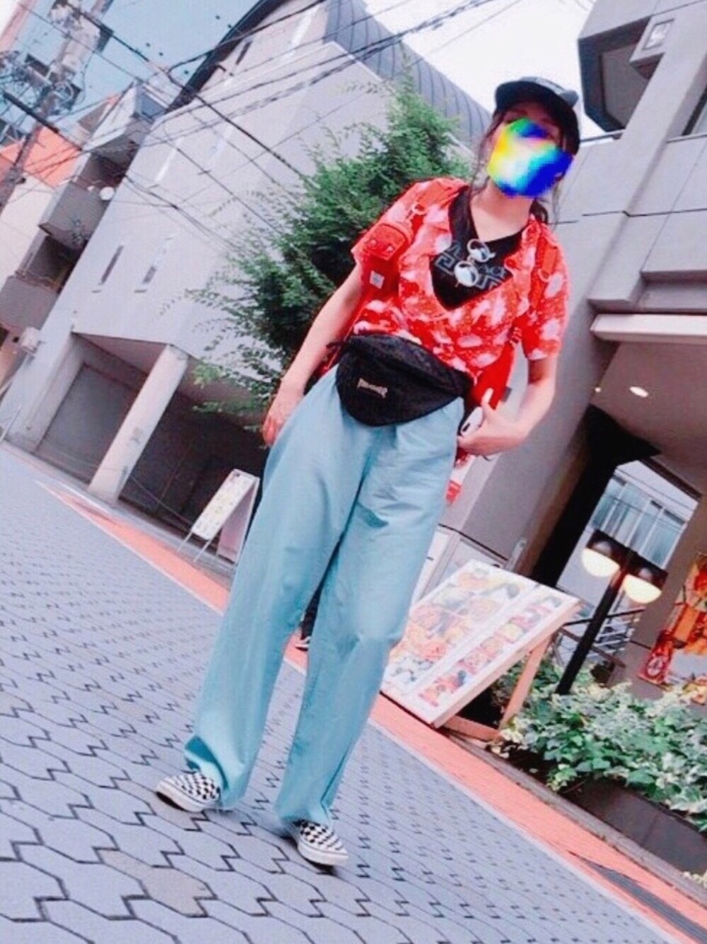 「夏コーデ、ootd、ラフ、summer、メディカルパンツ、キャップ、ストリート、ストリートMIX、個性派、ウエストポーチ」｜「USEDのメディカルパンツ（その他パンツ、ブルー系）」を使った、エラハリさんさん（レディース・163cm）の夏コーディネートの1枚目の写真
