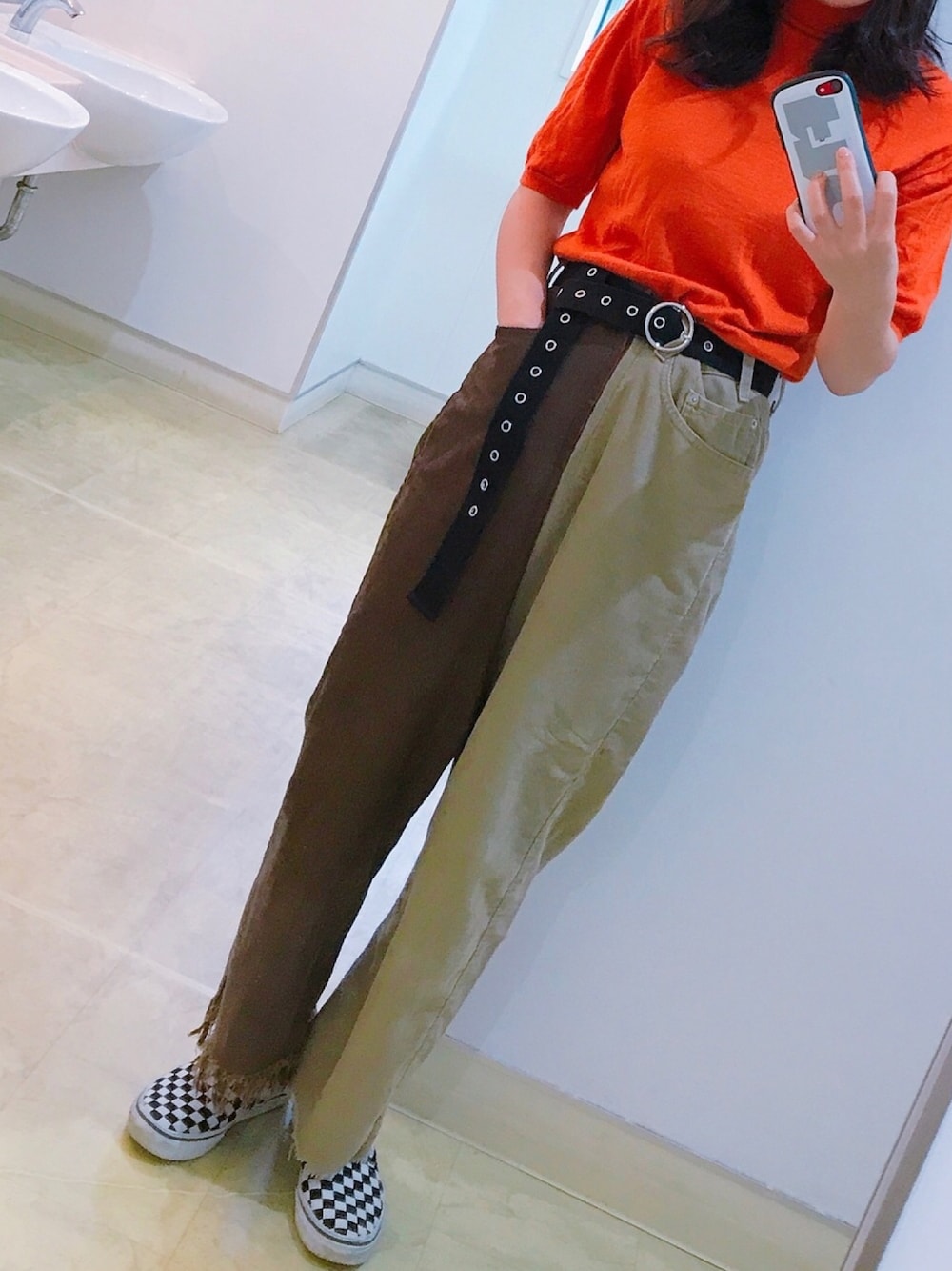 「シンプル、秋のコーデ、キレイめ、カジュアル、古着、vintage、ベージュ、オレンジ、コーデュロイ、ニット」｜「GIVENCHYのアイテム（ニット/セーター、オレンジ系）」を使った、エラハリさんさん（レディース・163cm）の秋コーディネートの1枚目の写真