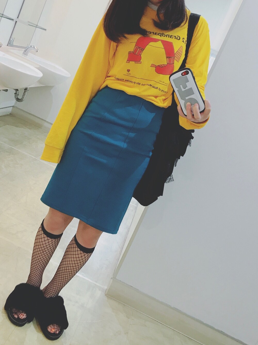 「秋のコーデ、イエロー×ブルー、網ソックス、ファーサンダル、カジュアル、スカートスタイル、シンプル、タイトスカート、黄色」｜「VINTAGEのアイテム（イエロー系）」を使った、エラハリさんさん（レディース・163cm）の秋コーディネートの1枚目の写真