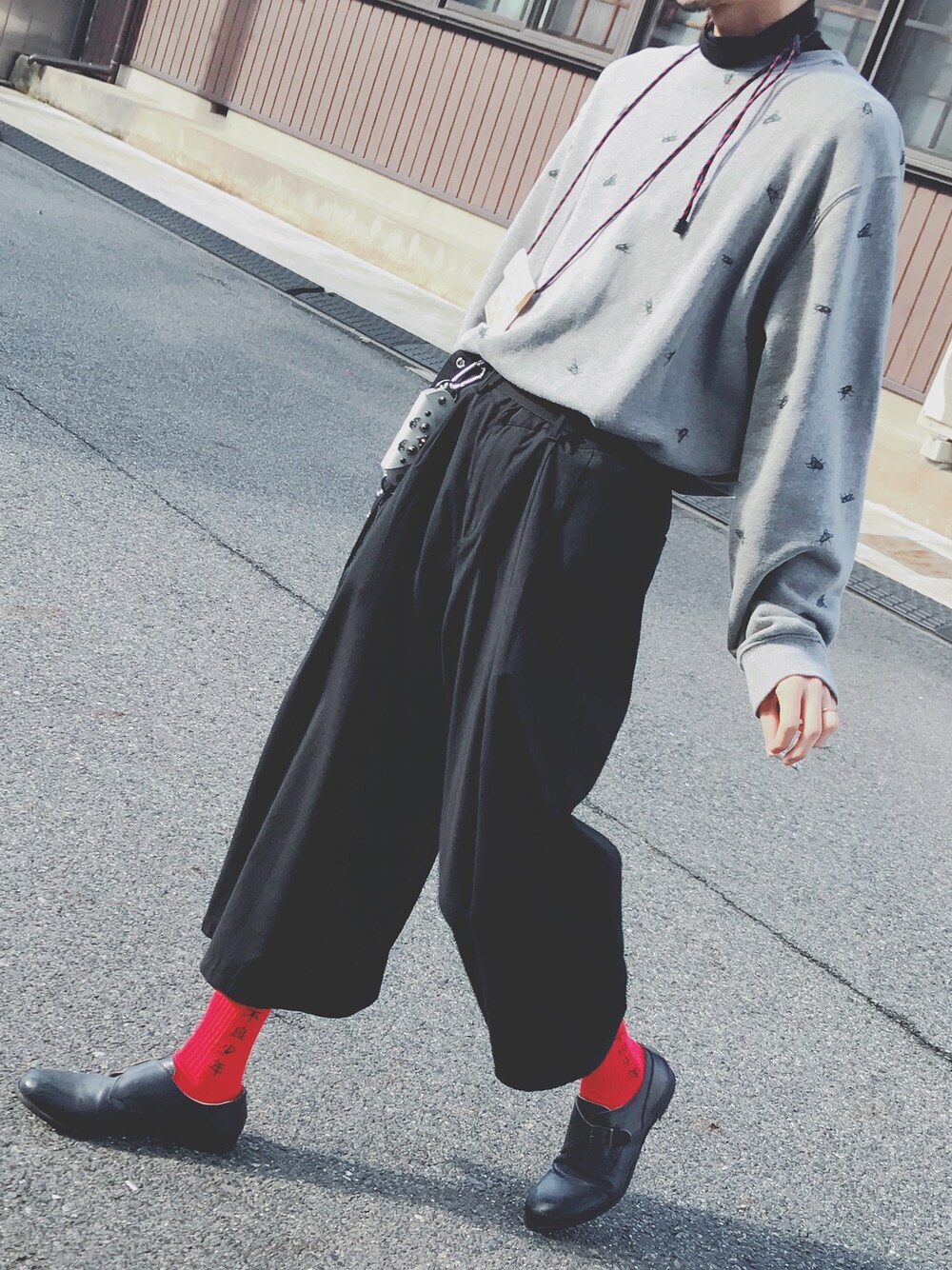 「シンプルコーデ、カジュアル、UNIQLO、秋のコーデ、VANS、niko and ...、TOGA、健康優良不良少年、ゆるコーデ、スウェット」｜「niko and...のハイウエストタック9分パンツ【niko and ...】（その他パンツ、ブラック系）」を使った、エラハリさんさん（メンズ・172cm）の秋コーディネートの1枚目の写真