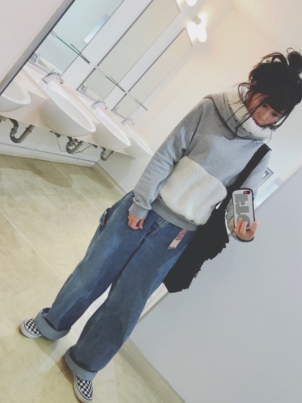 「シンプル、デニム、ゆるコーデ、楽チンコーデ、vintage、banal chic bizarre、ボア、ボアパーカー、お団子ヘアー、ビックシルエット」｜「banal chic bizarreのBOA PARKA（パーカー、グレー系）」を使った、エラハリさんさん（レディース・163cm）の秋コーディネートの1枚目の写真
