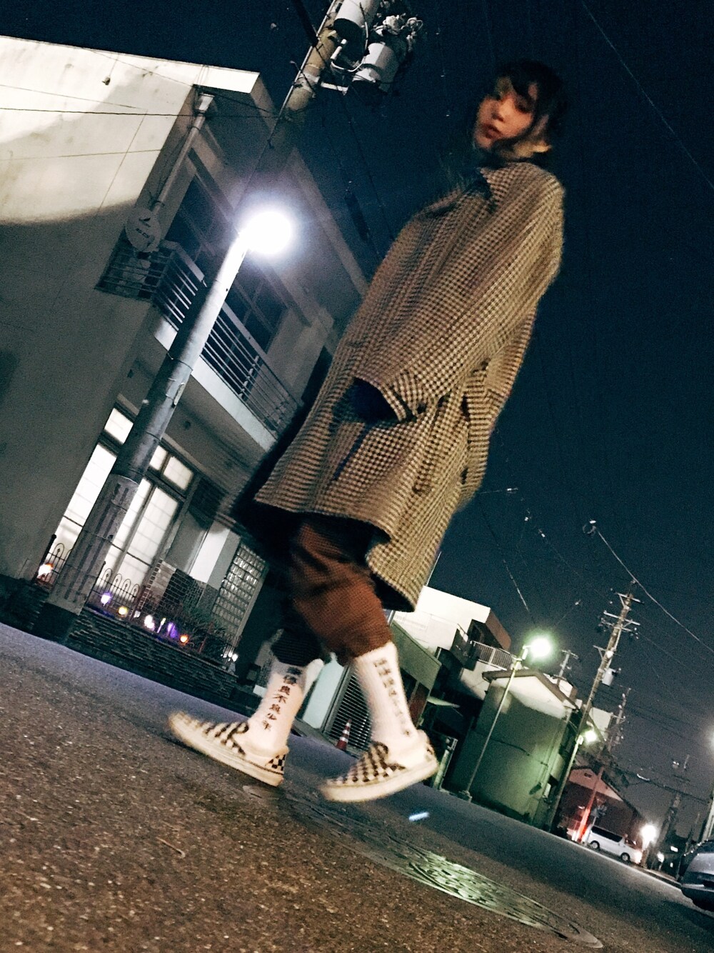 「チェック、vintage、健康優良不良少年、モード、コート、冬、ビッグシルエット、VANS、versace、ソックスイン」｜「VINTAGEのアイテム（チェスターコート、ホワイト系）」を使った、エラハリさんさん（レディース・163cm）の秋コーディネートの1枚目の写真