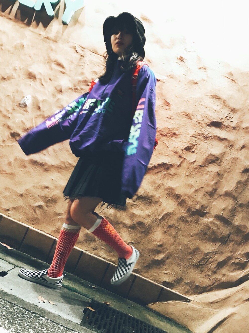 「ストリート、ファーハット、merry jenny、vintage、banal chic bizarre、網ソックス、健康優良不良少年、パープル、ビックシルエット、冬コーデ」｜「merry jennyのFur HAT（ハット、ブラック系）」を使った、エラハリさんさん（レディース・163cm）の秋コーディネートの1枚目の写真