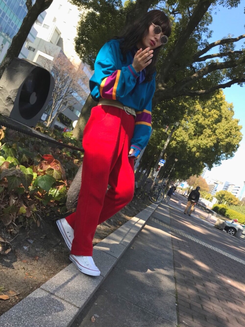 「スカーフ、レトロ、90’s、トレーナー、フリースパンツ、chanel、3.1 phillip lim、vintage、ピクニック、クリアスニーカー」｜「VINTAGEのアイテム（パンツ、レッド系）」を使った、エラハリさんさん（レディース・163cm）の春コーディネートの1枚目の写真
