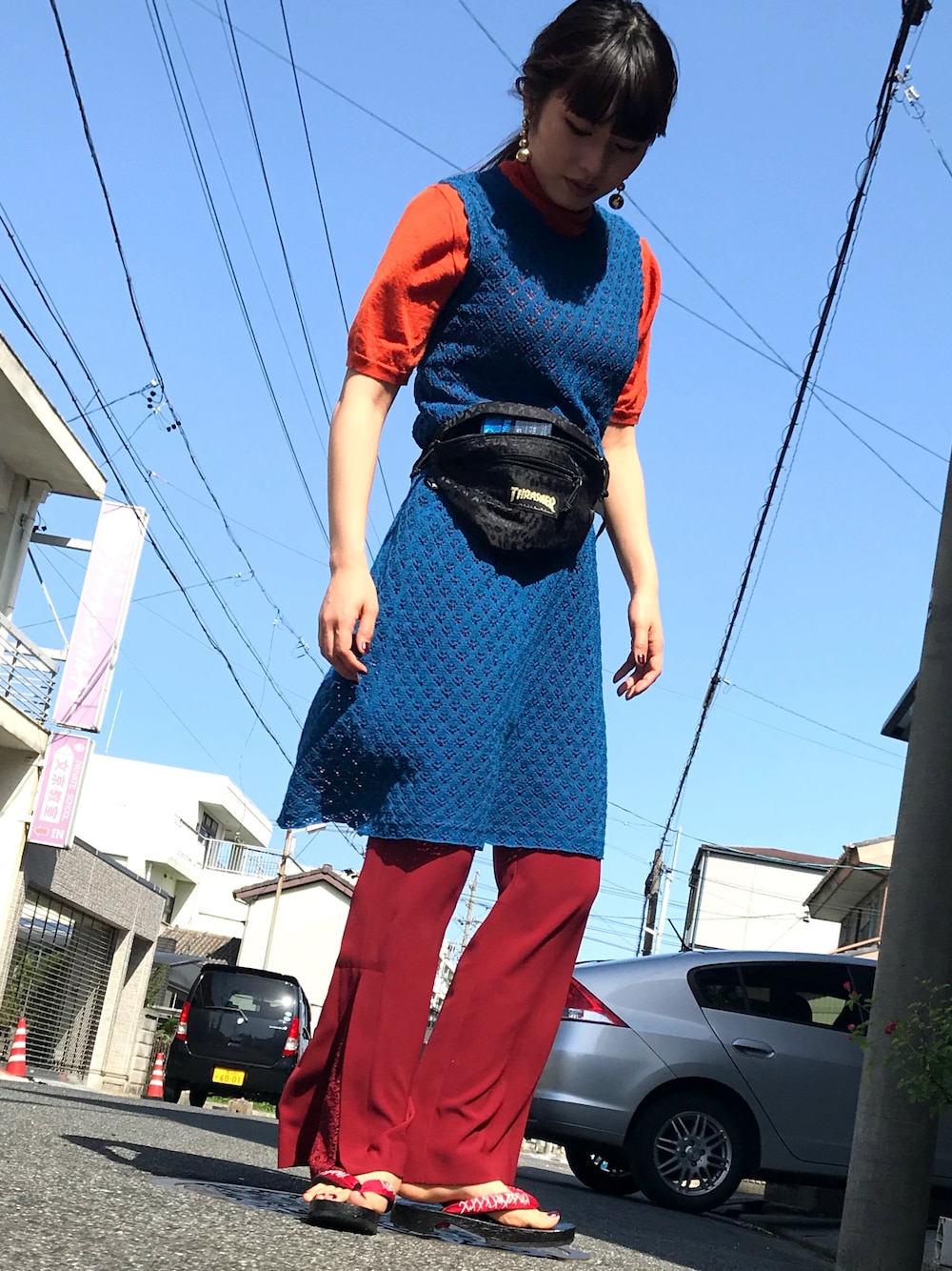 「夏、下駄、vintage、レースワンピース、ブルー、レッド、オレンジ、GIVENCHY、ウエストポーチ、SRASHER」｜「VINTAGEのアイテム（ワンピース、ブルー系）」を使った、エラハリさんさん（レディース・163cm）の夏コーディネートの1枚目の写真