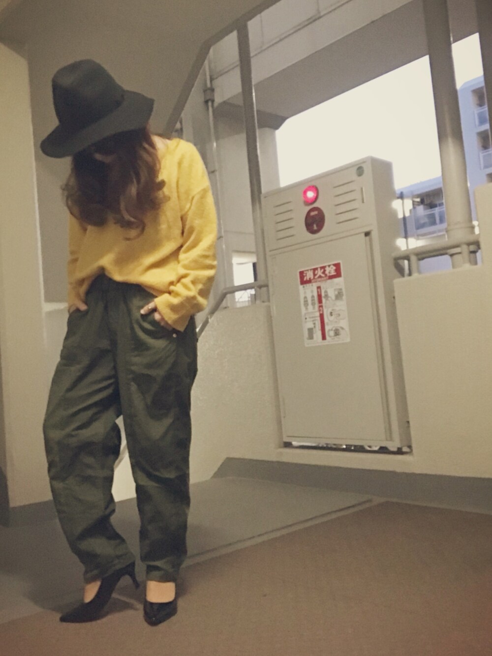 「シンプルコーデ、オトナカジュアル、カーゴパンツ、ハット、パンプス、黄色」｜「KENT HATのアイテム（ハット、ブラック系）」を使った、ゆかり🍎さん（レディース・152cm）の冬コーディネートの1枚目の写真