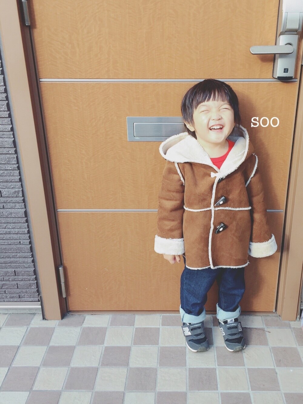 「キッズコーデ、男の子、3歳、ムートンコート、デニムパンツ、ニューバランス、ne-net、にゃー、クリスマスカラー」｜「B:MING by BEAMSのビーミング by ビームス / フェイクムートンコート＜KIDS＞（ムートンコート、イエロー系）」を使った、soo&aaaさん（キッズ・90cm）の冬コーディネートの1枚目の写真