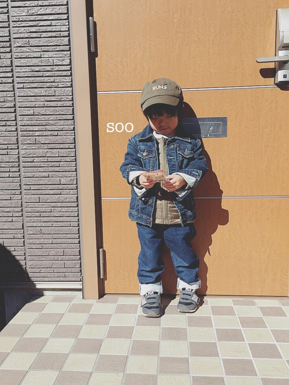 「男の子、3歳、デニムオンデニム、デニムジャケット、デニムパンツ、インナーダウン、キャップ、ニューバランス」｜「CIAOPANIC TYPYのキッズロゴ刺繍ローキャップ（キャップ、グリーン系）」を使った、soo&aaaさん（キッズ・100cm）の冬コーディネートの1枚目の写真