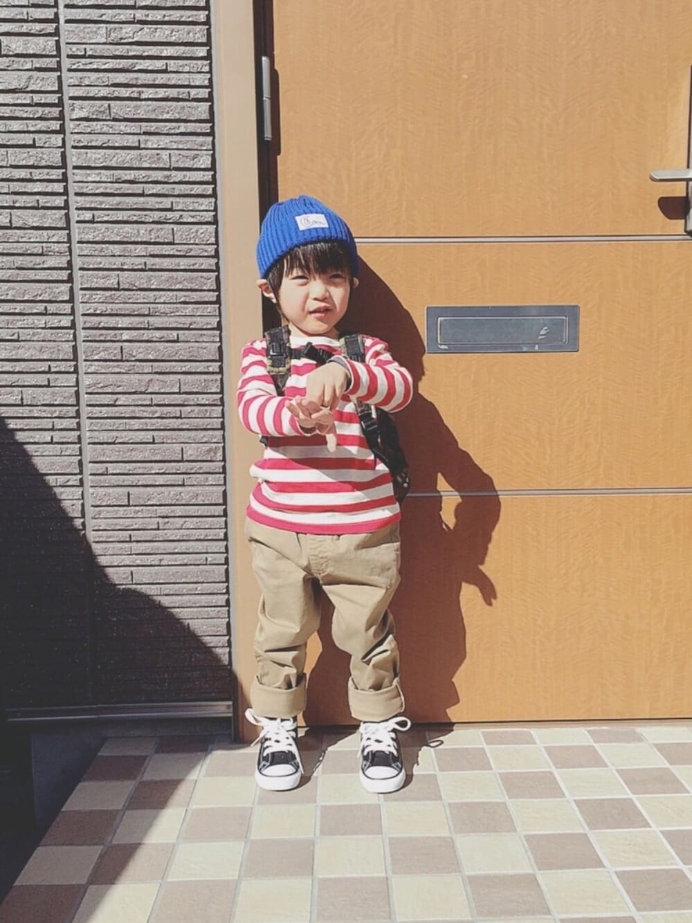 「ニット帽、赤ボーダー、ベージュパンツ、コンバース、リュック、赤×青、3歳」｜「coenの【coen kids】コットンリブニットワッチ2017SS（ニットキャップ/ビーニー、ブルー系）」を使った、soo&aaaさん（キッズ・100cm）の冬コーディネートの1枚目の写真