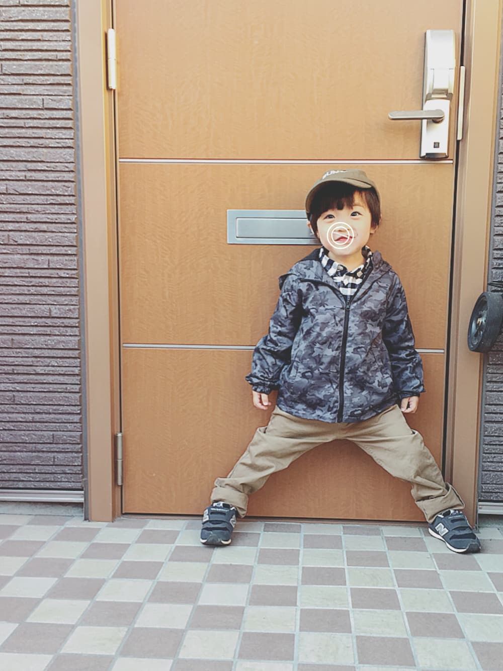 「柄×柄、カモフラ、チェックシャツ、ベージュパンツ、スニーカー、キャップ、男の子コーデ」｜「CIAOPANIC TYPYのキッズロゴ刺繍ローキャップ（キャップ、グリーン系）」を使った、soo&aaaさん（キッズ・100cm）の春コーディネートの1枚目の写真