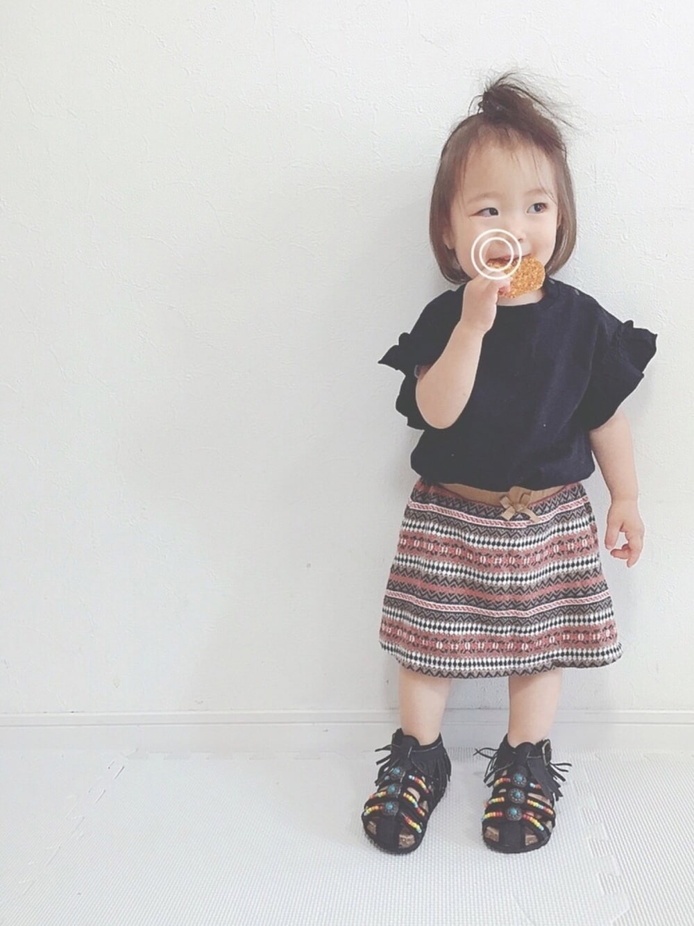 「手羽先フェス、フリンジサンダル、黒トップス、1歳」｜「MARKEY'SのフリルＡラインＴシャツ (80～150cm)（Tシャツ/カットソー、ブラック系）」を使った、soo&aaaさん（キッズ・80cm）の春コーディネートの1枚目の写真