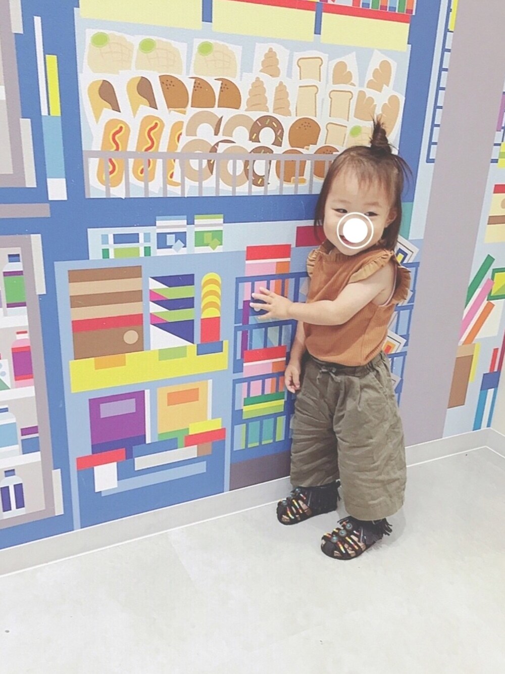 「petit main、キャメル、カーキ、ワイドパンツ、1歳」｜「petit mainの衿＆袖フリル付きリブタンクトップ（タンクトップ、ブラウン系）」を使った、soo&aaaさん（キッズ・80cm）の夏コーディネートの1枚目の写真