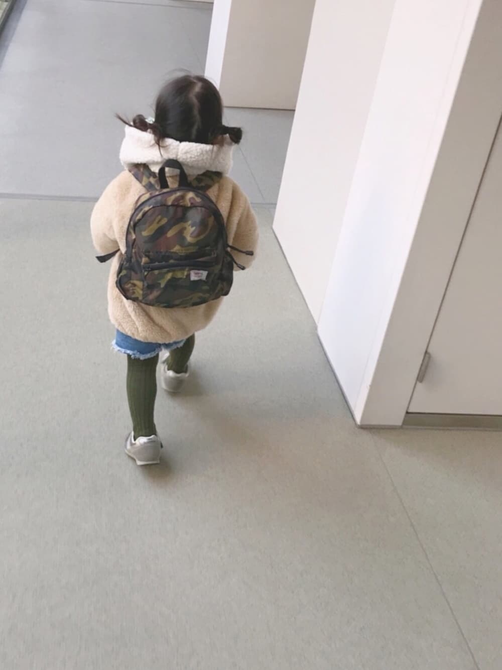 「キッズコーデ、カジュアル、冬コーデ、女の子、モコモコアウター、フリース、デニムスカート、リュック、2歳」｜「petit mainのフリンジデニムスカート（デニムスカート、ブルー系）」を使った、soo&aaaさん（キッズ・80cm）の冬コーディネートの1枚目の写真