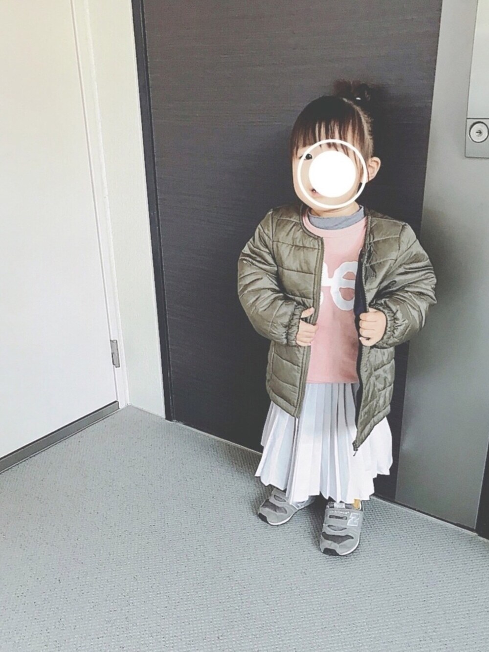「お花見にはやっぱり三色団子DSO🍡、ダウンジャケット、LEE、ロゴスウェット、プリーツスカート、ピンク、2歳、チームバレーボール🏐」｜「kladskapの中綿インナーブルゾン（その他アウター、グリーン系）」を使った、soo&aaaさん（キッズ・80cm）の春コーディネートの1枚目の写真