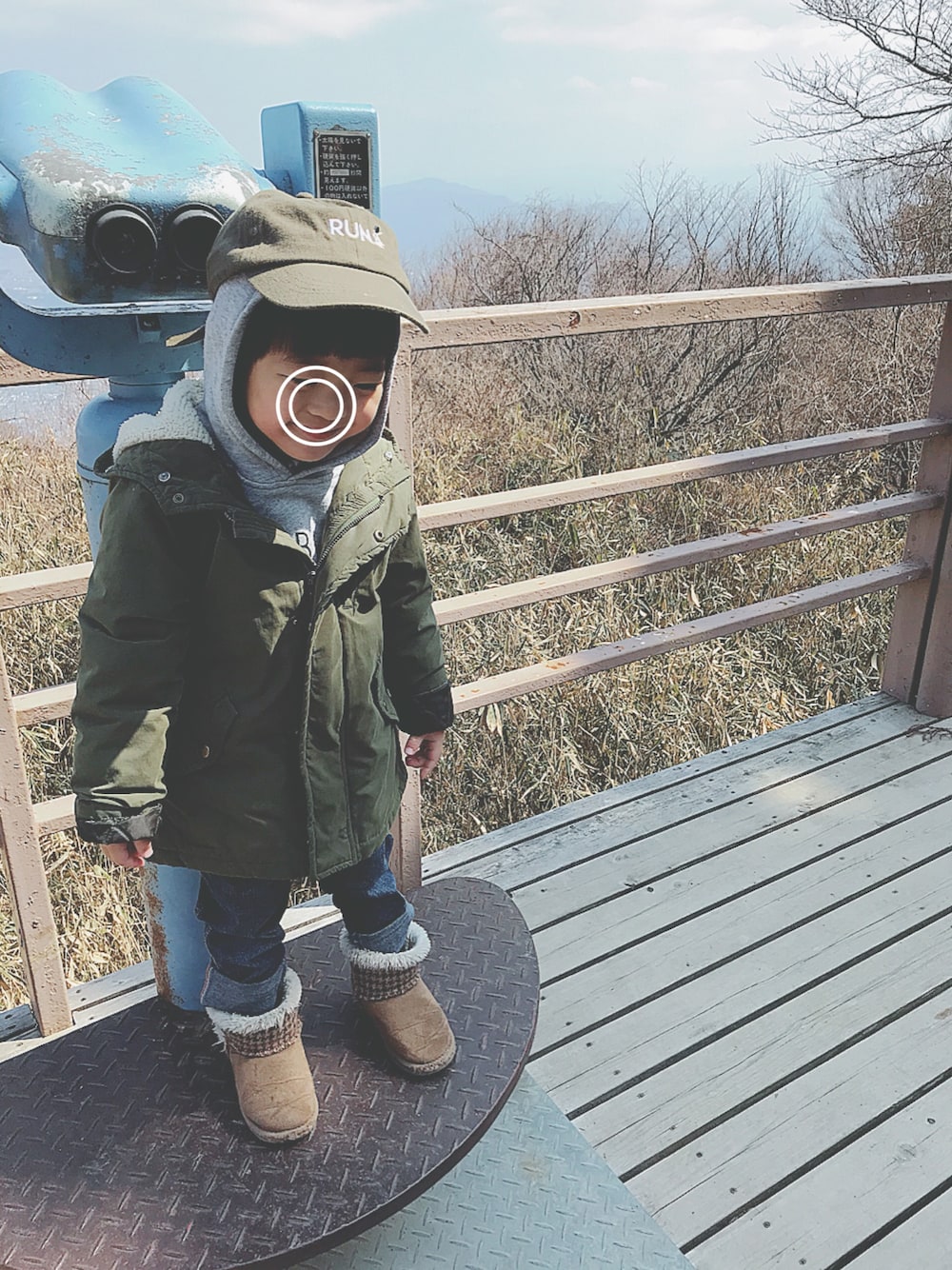 「男の子、4歳、山登りスタイル、西松屋、モッズコート、パーカー、デニムパンツ、キャップ、ムートンブーツ」｜「CIAOPANIC TYPYのキッズロゴ刺繍ローキャップ（キャップ、グリーン系）」を使った、soo&aaaさん（キッズ・100cm）の春コーディネートの1枚目の写真