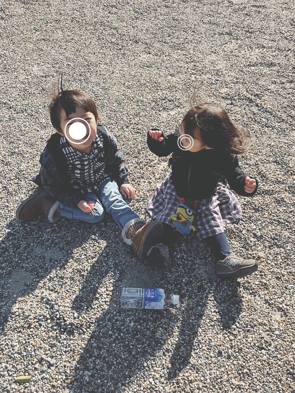 「カモフラ、リンクコーデ、チェックシャツ、ワンピース、MA-1、兄妹コーデ、4歳、2歳」｜「Right-onの【MPS】カモフラポケッタブルジャケット（ブルゾン、グレー系）」を使った、soo&aaaさん（キッズ・100cm）の春コーディネートの1枚目の写真