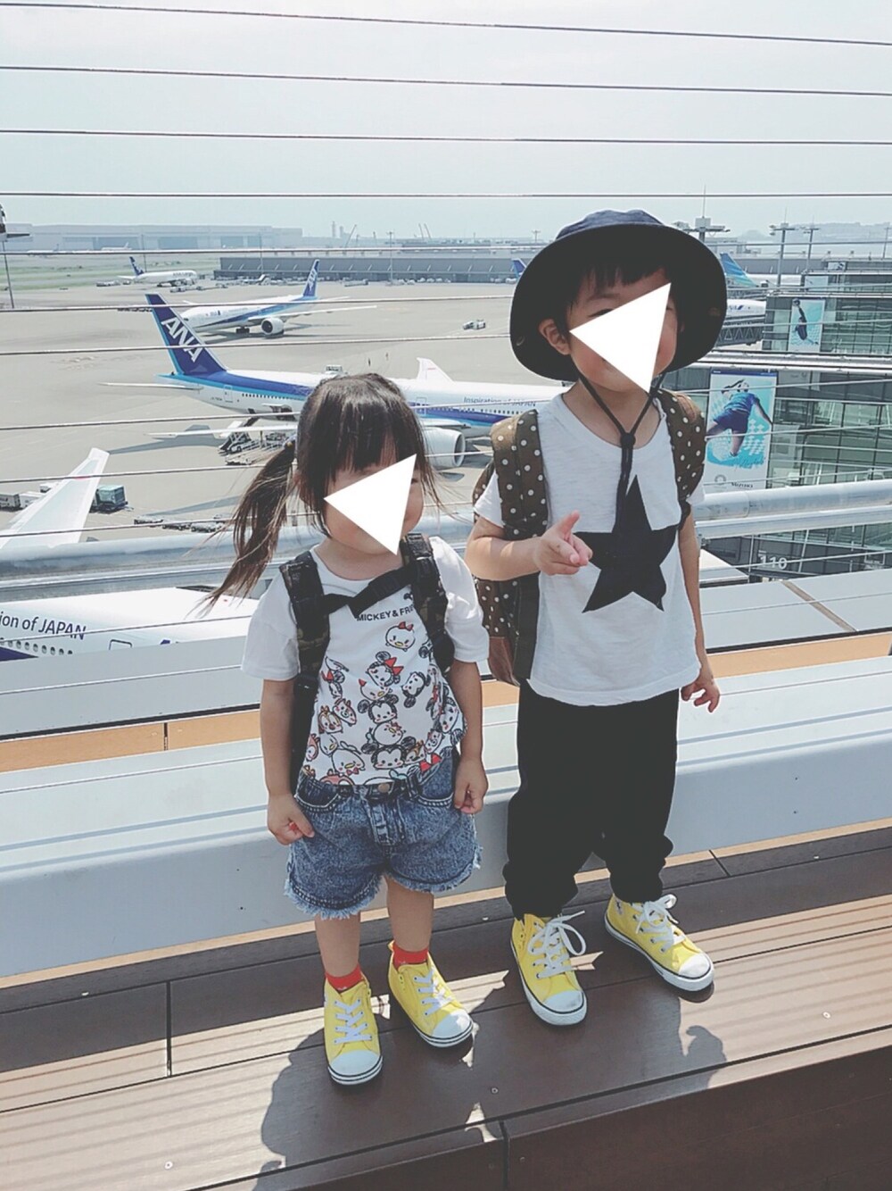 「ちびっこ夏合宿⛰〜山の日編〜、チームバレーボール🏐、白Tシャツ、コンバース、兄妹コーデ、4歳、2歳」｜「CONVERSEのBABY ALL STAR N Z/ベビー　オールスター　Ｎ　Ｚ（スニーカー、イエロー系）」を使った、soo&aaaさん（キッズ・100cm）の夏コーディネートの1枚目の写真