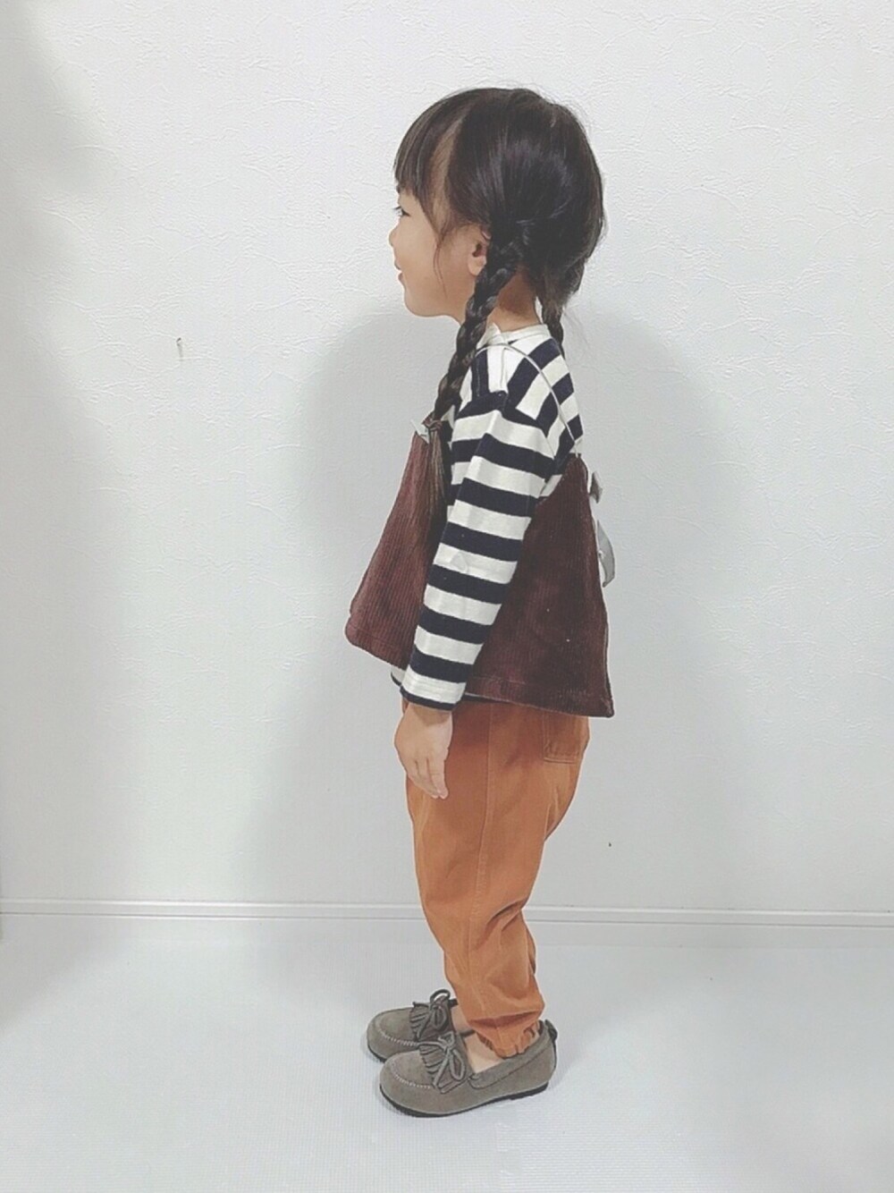 ブルー系のTシャツ/カットソー、ホワイト系のTシャツ/カットソー、ブラウン系のパンツを着用したキッズの秋コーディネートの1枚目の写真