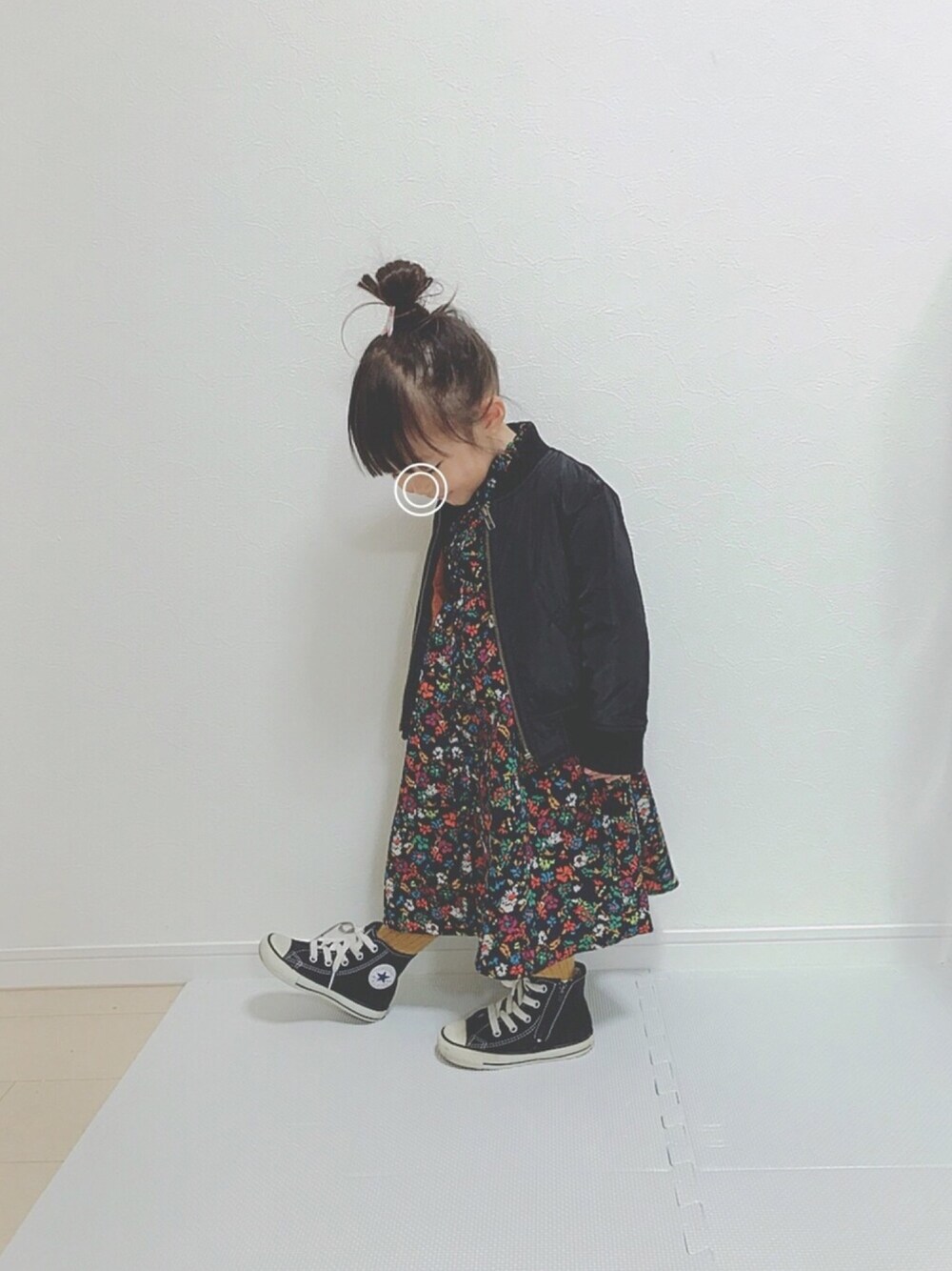 「アイラブCONVERSE、MA-1、ワンピース、花柄、タイツ、マスタード、converse、2歳」｜「Life Support ProductsのナイロンＭＡ－１(80～150cm)（MA-1、ブラック系）」を使った、soo&aaaさん（キッズ・90cm）の冬コーディネートの1枚目の写真