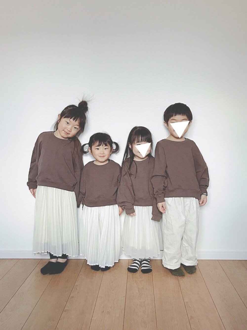 「リンクコーデ、兄妹コーデ、モカ、白パンツ、プリーツスカート、5歳、3歳」｜「devirockのワイドショート丈スウェット長袖トレーナー（スウェット、ブラウン系）」を使った、soo&aaaさん（キッズ・100cm）の冬コーディネートの1枚目の写真