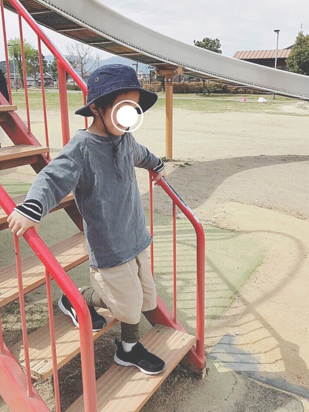 「5歳、アースカラー、公園、サファリハット」｜「Right-onの【MPS】ピグメント5分袖Tシャツ（Tシャツ/カットソー、グレー系）」を使った、soo&aaaさん（キッズ・110cm）の春コーディネートの1枚目の写真