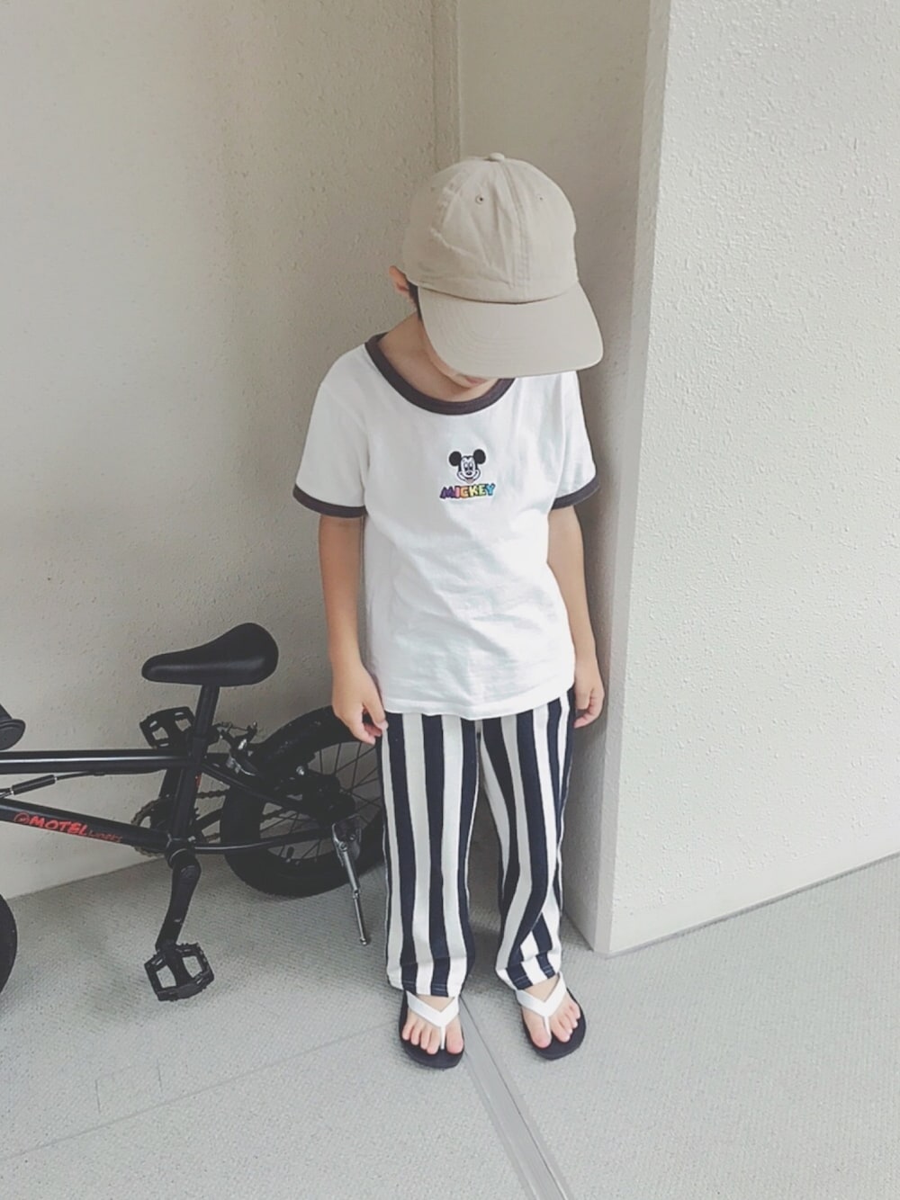 「キャップ、ミッキー、ストライプパンツ、ビーチサンダル、ビーサン、HENRY&HENRY」｜「newhattanのnewhattan キャップ（キャップ、ベージュ系）」を使った、soo&aaaさん（キッズ・110cm）の夏コーディネートの1枚目の写真