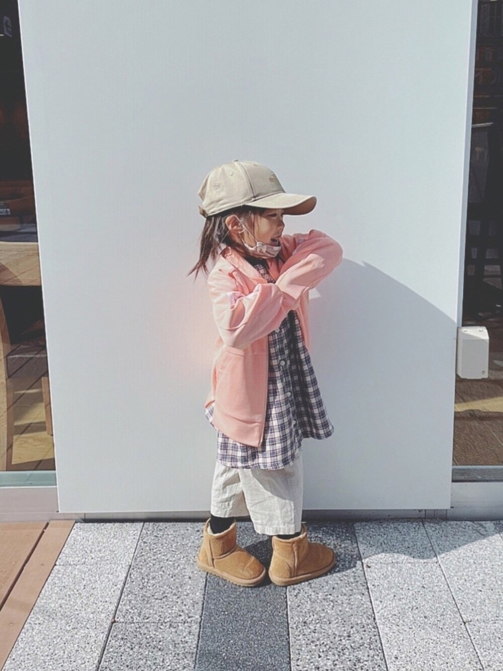 「キャップ、チェックワンピース、コーデュロイパンツ、ジャージ、adidas、ピンク、ムートンブーツ、ブーツ」｜「adidasのウォームアップ ジャケット [Warm-Up Jacket] アディダス（キッズ/子供用）（ブルゾン、ピンク系）」を使った、soo&aaaさん（キッズ・100cm）の秋コーディネートの1枚目の写真