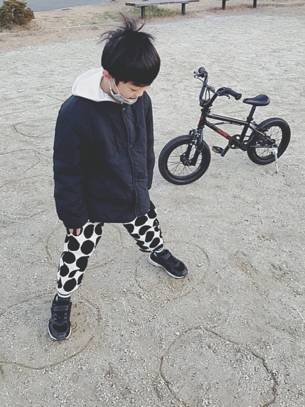 「モノトーン、キルティングジャケット、ドット、ドットパンツ、みゅーなちゃんmade、瞬足」｜「UNIQLOのアイテム（ノーカラージャケット、ブラック系）」を使った、soo&aaaさん（キッズ・120cm）の冬コーディネートの1枚目の写真