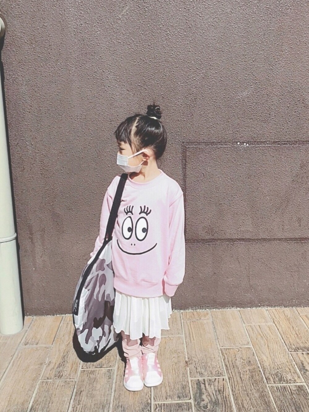 「カジュアルコーデ、ピンク、淡色コーデ、バーバパパ、スウェット、ピンクパンツ、春色、おだんごヘアー、カモフラ、春コーデ」｜「Right-onのフェイスプリントプルオーバー(バーバパパ)（スウェット、ピンク系）」を使った、soo&aaaさん（キッズ・110cm）の冬コーディネートの1枚目の写真