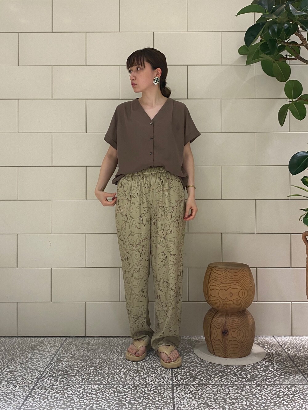 「オトナカジュアル、休日スタイル、夏コーデ、厚底サンダル、トングサンダル、着回しコーデ、URBAN RESEARCH、柄パンツ、オンオフ兼用、ワントーンコーデ」｜「URBAN RESEARCHのエアリーブロード半袖シャツ（シャツ/ブラウス、ブラウン系）」を使った、Maedaさん（レディース・156cm）の春コーディネートの1枚目の写真