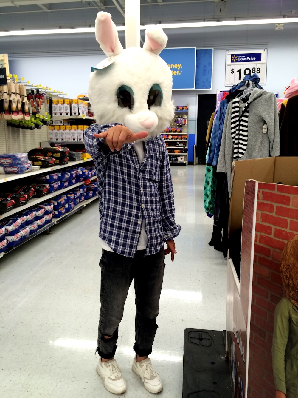 ブルー系のシャツ/ブラウス、ブラック系のデニムパンツ、ホワイト系のスニーカーを着用したメンズの秋コーディネートの1枚目の写真